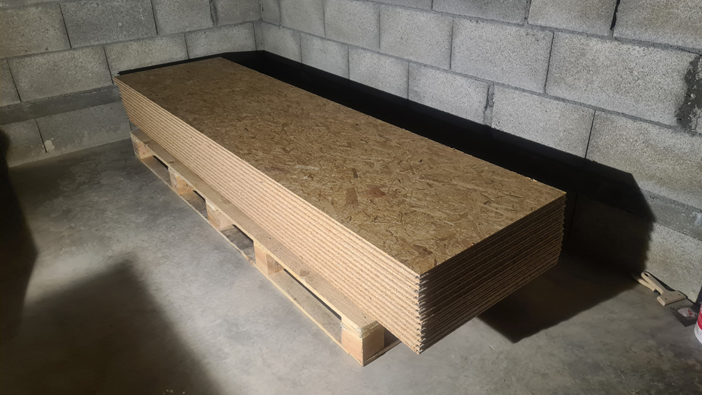 2024.02.10 : les panneaux d'OSB, bien empilés sur une palette