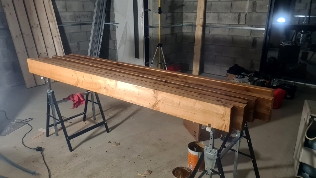 2024.02.16 : les poutres, après rabotage et pendant le lasurage