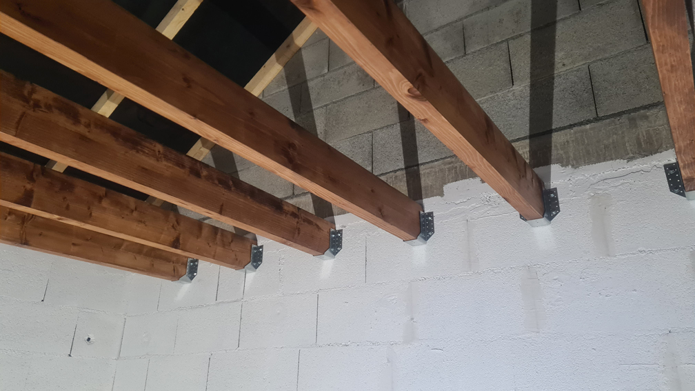 2024.02.18 : les poutres de la chaufferie, en place dans leurs sabots
