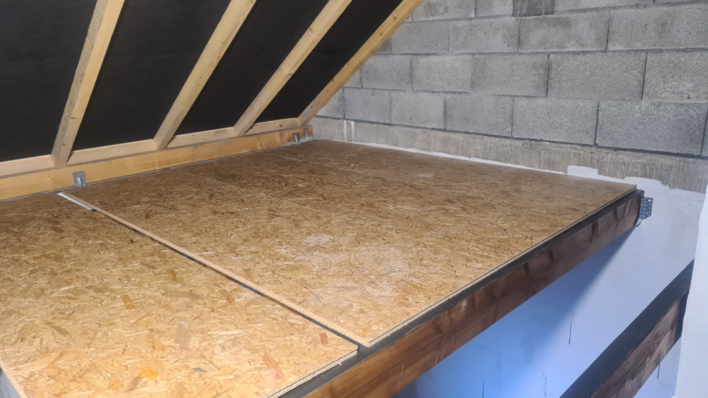 2024.02.25 : les premiers panneaux de la mezzanine (vus par en dessus)