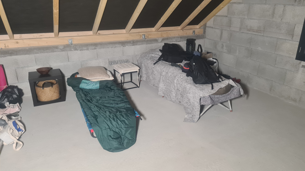 2024.03.23 : la zone dodo, avec les lits de camp, en attendant d'avoir une vraie chambre