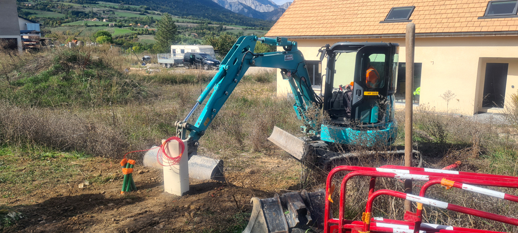 2025.10.08 - Le petit coffret électrique définitif, et la remise en forme du talus