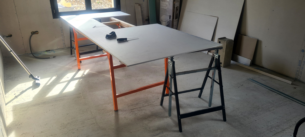 2025.11.11 - La plaque découpée en forme de C, pour faire la partie gauche du tour de la fenêtre de la cuisine