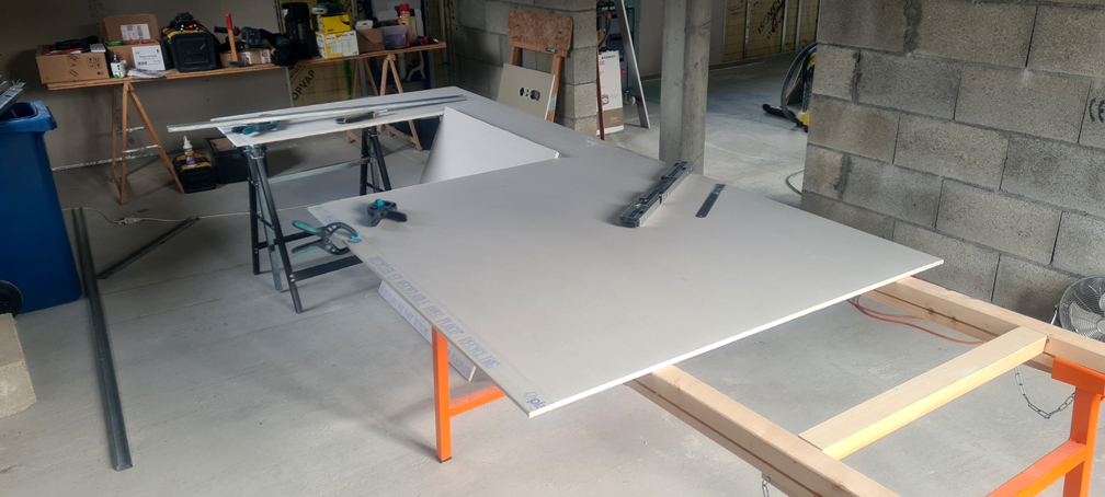 2025.11.15 - La plaque découpée en forme de C inversée, pour faire la partie droite du tour de la fenêtre de la cuisine