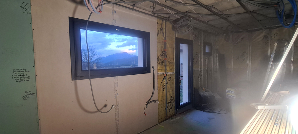 2025.11.15 - La partie droite du tour de la fenêtre de la cuisine est en place