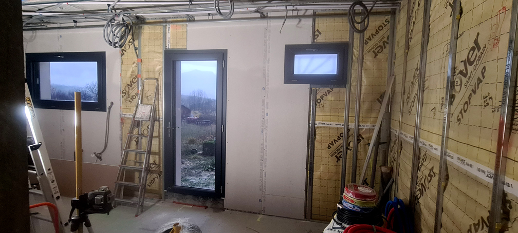 2025.11.16 - La partie gauche du tour de la fenêtre du cellier