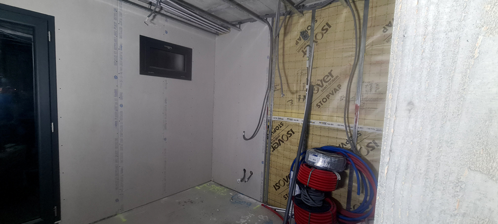 2025.11.29 - Le placo dans le coin, au fond du futur cellier (pas parfait à tous points de vue, mais on s'en accomodera...)