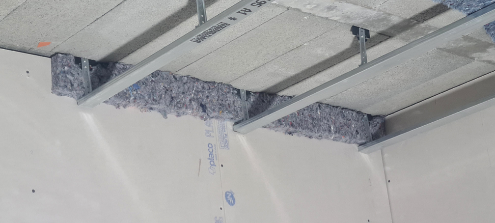 2025.12.14 - Une petite bande d'isolant en textile recyclé entre les premières suspentes et le placo du mur sud