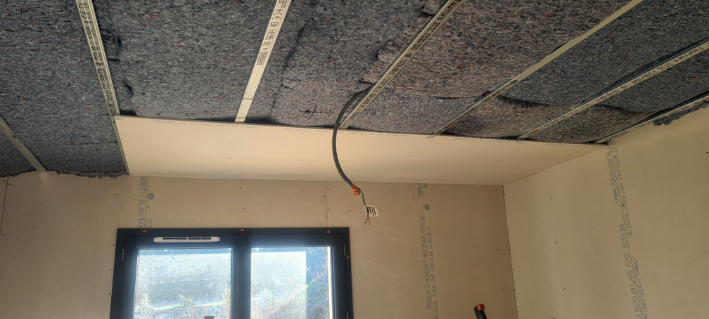 2026.01.06 - La première plaque de placo au plafond de la partie ouest du rez-de-chaussée