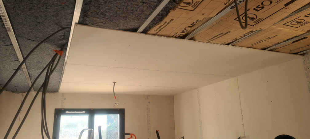 2026.01.06 - Les trois premières plaques de placo au plafond de la partie ouest du rez-de-chaussée