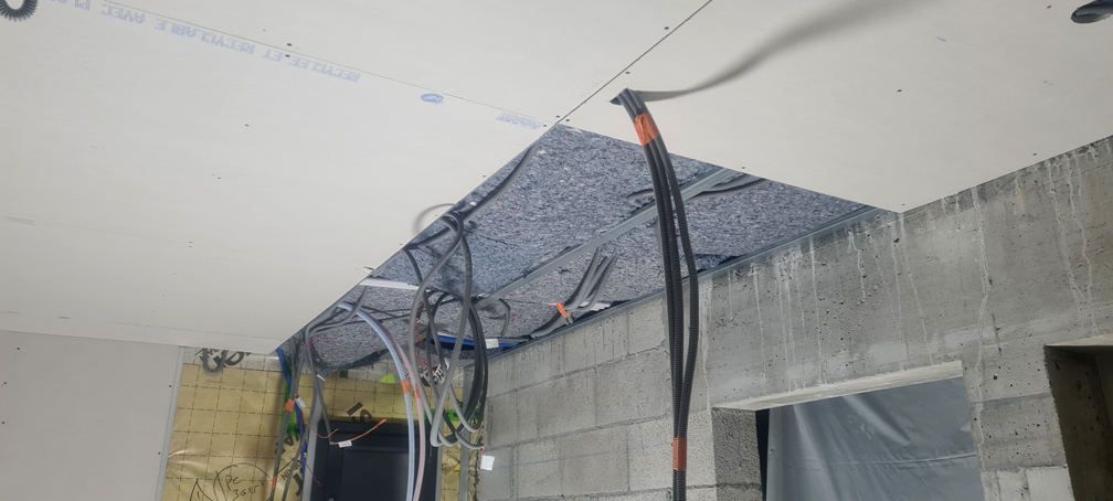 2026.01.06 - Les trois premières plaques de placo au plafond de la partie ouest du rez-de-chaussée