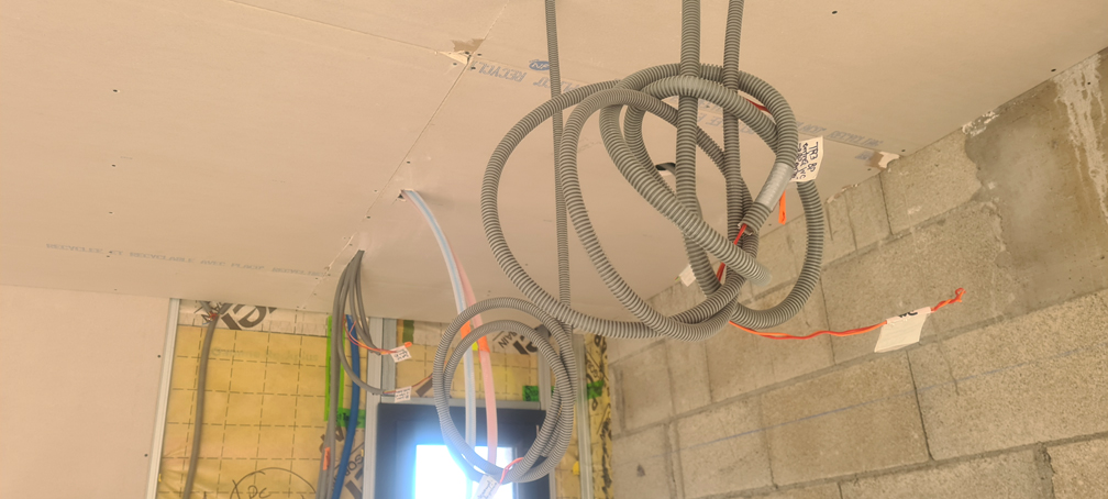 2026.01.07 - Fin du placo au plafond de la partie ouest du rez-de-chaussée (au dessus des WC)