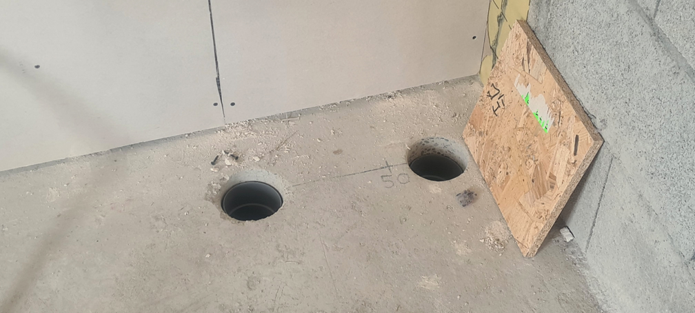 2026.01.07 - Les deux trous faits à la carotteuse, pour l'évacuation des WC du rez-de-chaussée et celle des WC de l'étage