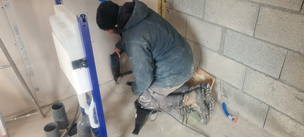 2026.01.07 - Le percement des trous pour les chevilles de fixation des pieds du WC suspendu