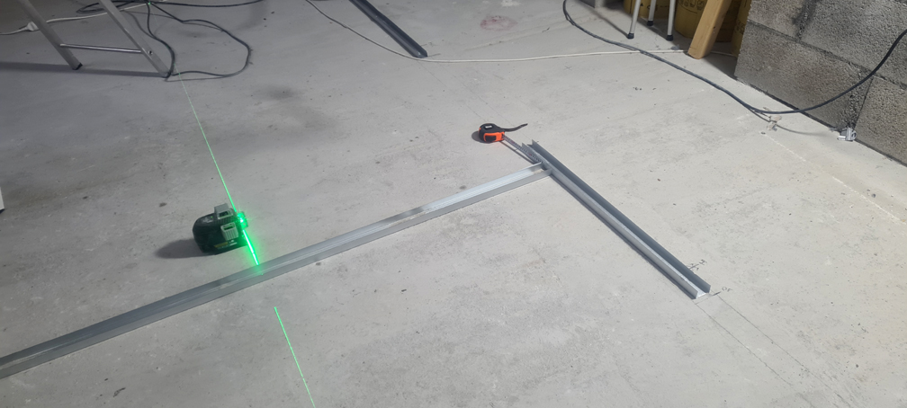 2026.01.08 - Fixation des rails de placo au sol, pour séparer le bureau de la chambre et du couloir