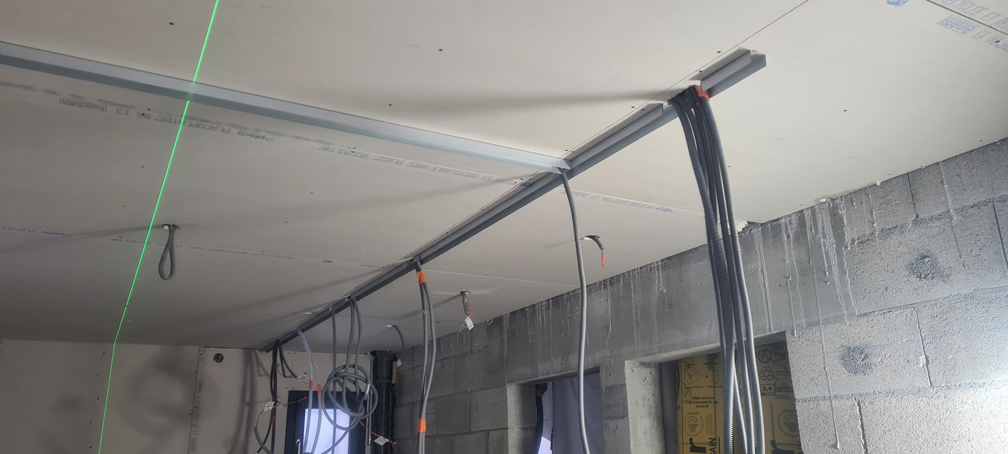 2026.01.08 - Fixation des rails de placo au plafond, pour séparer le bureau de la chambre et du couloir