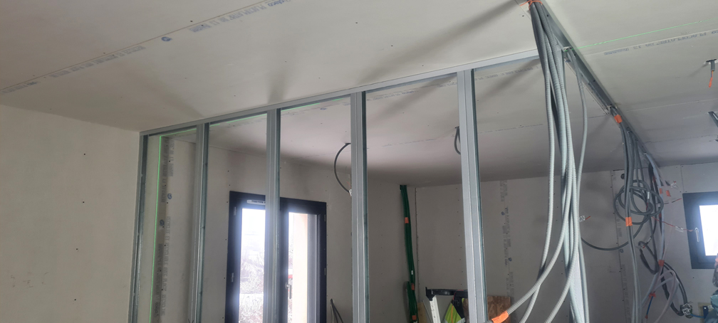 2026.01.08 - Fixation des montants de placo entre les rails au sol et les rails du plafond (1)