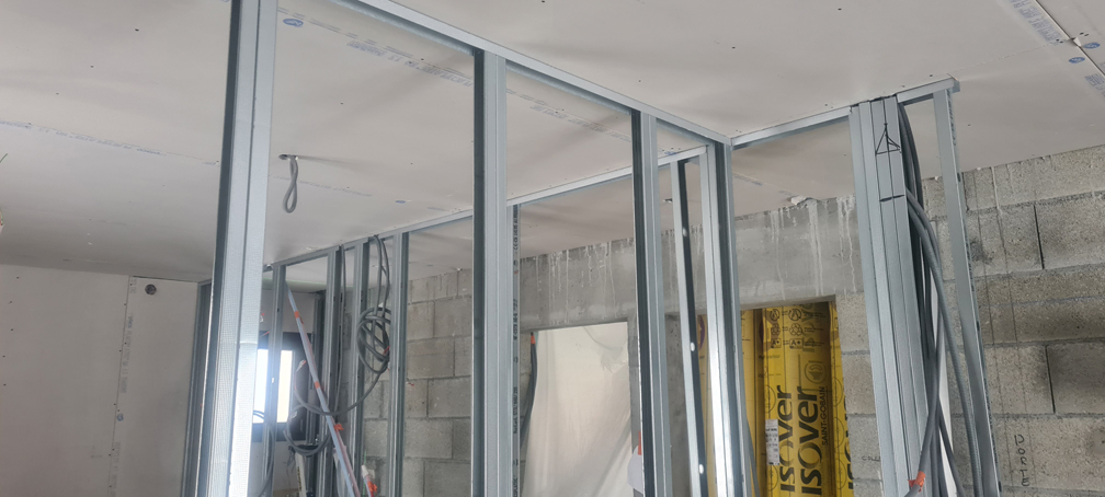 2026.01.08 - Fixation des montants de placo entre les rails au sol et les rails du plafond (2)