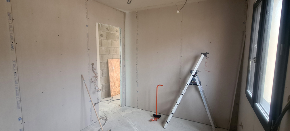 2026.01.09 - Vue du bureau fini de plaquer, depuis l'intérieur de la pièce