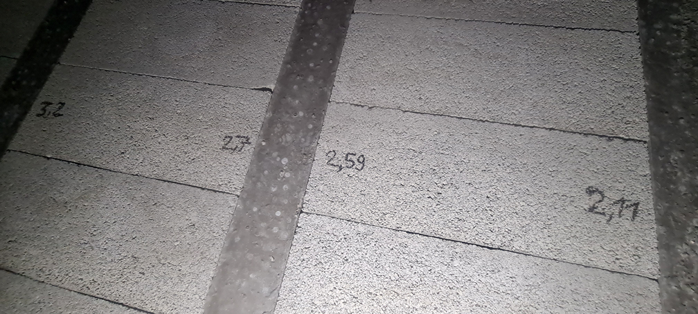 2026.01.13 - Distances entre les bords des poutrelles et le mur de refend, écrites au plafond du vide sanitaire