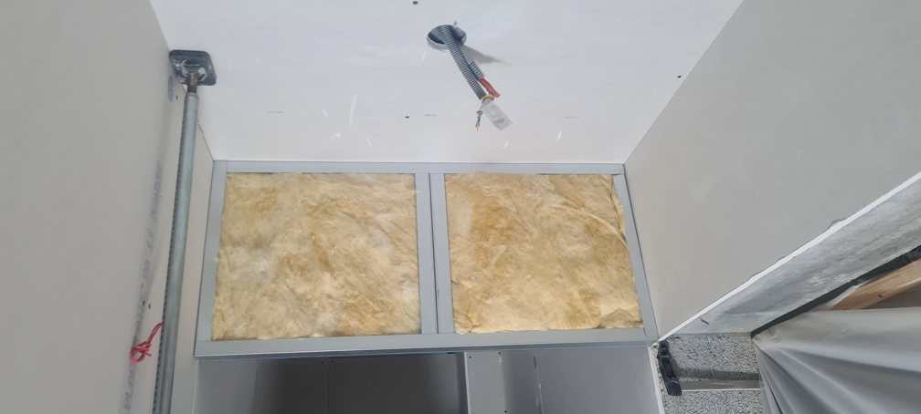 2026.01.14 - L'imposte au dessus de la future porte des WC