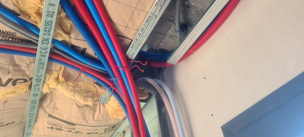 2026.01.15 - Le groupage des gaines de PER dans le futur caisson de la cuisine (2)