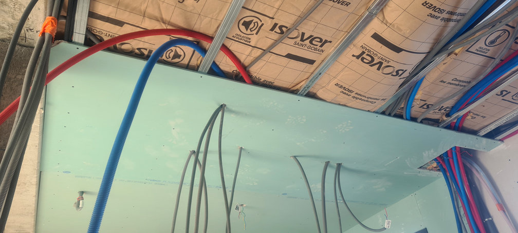 2026.01.15 - Les gaines qui dépassent de la 2ème plaque de placo de la salle de bains, à la jonction avec la cuisine