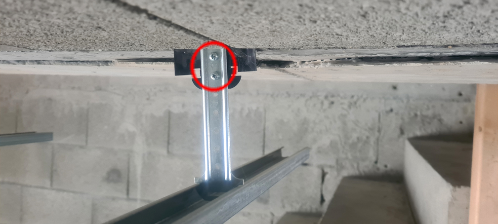 2026.01.24 - Deux vis par suspente, pas moins, pour tenir le faux-plafond