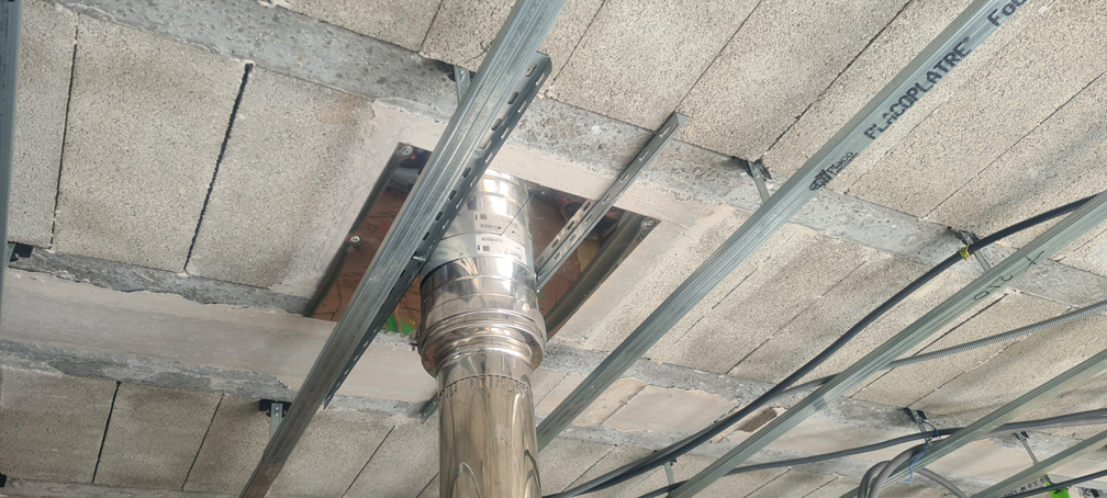 2026.01.31 - Le conduit du poêle provisoire, avant la pose de l'isolant