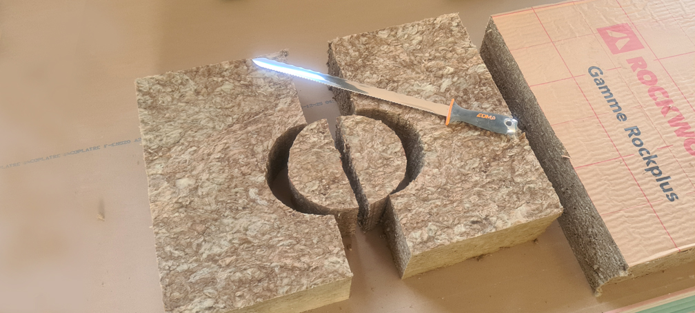 2026.01.31 - La découpe de la laine de roche, en forme de « lunette de guillotine » (!)