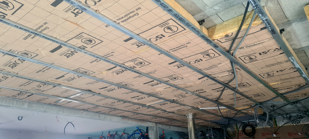 2026.02.07 - Pose de la laine de verre dans le salon/salle à manger, avec Fabienne (3)