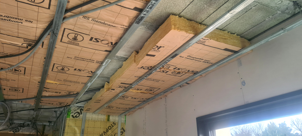 2026.02.07 - Pose de la laine de verre dans le salon/salle à manger, avec Fabienne (4)