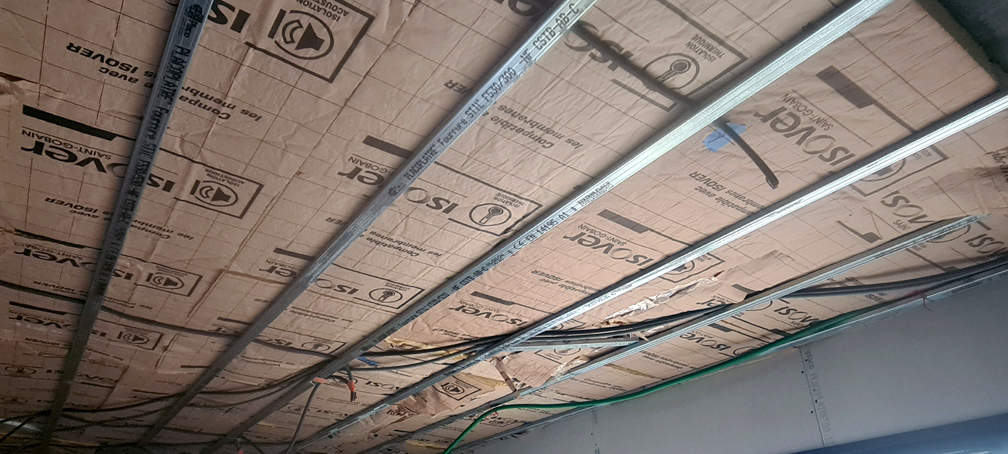 2026.02.15 - Pose de la laine de verre dans le salon/salle à manger, avec Fabienne (5)