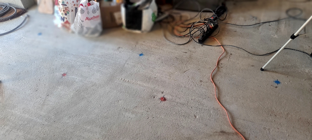 2026.02.22 - Repérage de l'emplacement des futures lumières du grand couloir et du salon / salle à manger (2)