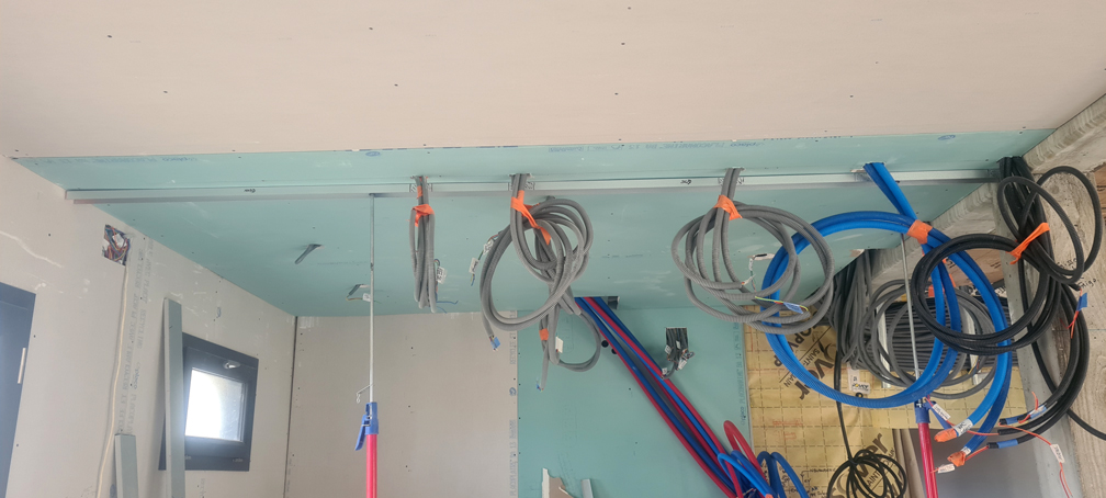 2026.03.01 - Présentation d'un bout de rail de 48, le temps de marquer l'emplacement et la taille des « fenêtres »