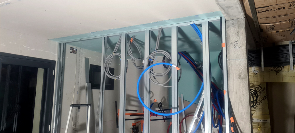 2026.03.07 - Le rail du haut, une fois posé avec pas mal de difficultés