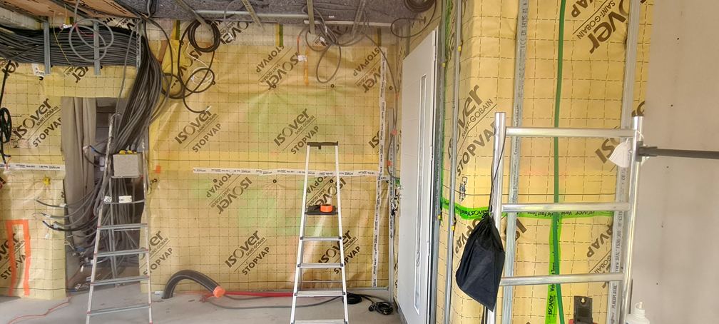 2026.03.08 - Fin de la pose du pare-vapeur dans l'entrée (2)