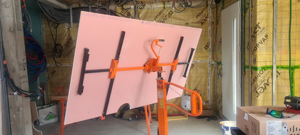 2026.03.28 - La première plaque de placo rose, avec la découpe arrondie, sur le lève-plaques