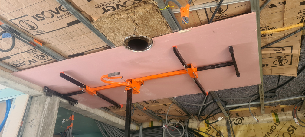 2026.03.28 - La première plaque de placo rose, sur le lève-plaques, présentée à son emplacement