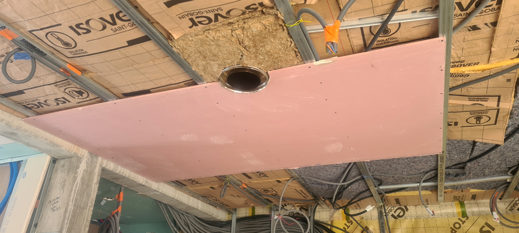 2026.03.28 - La première plaque de placo rose, en place et vissée, sans le lève-plaques