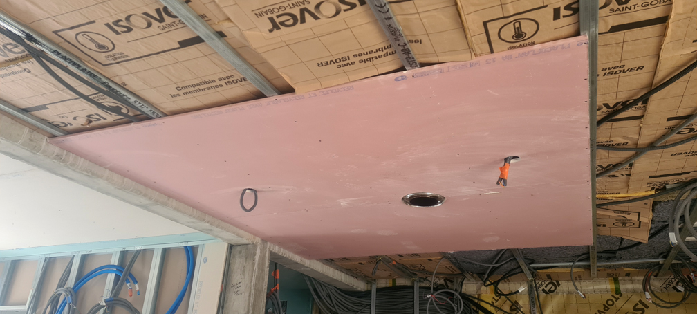 2026.03.28 - Les deux plaques de placo rose, en place et vissées, nickel