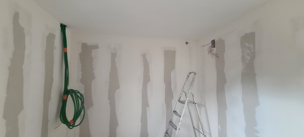 2026.03.28 - Les deux plaques de placo rose, en place et vissées, nickel