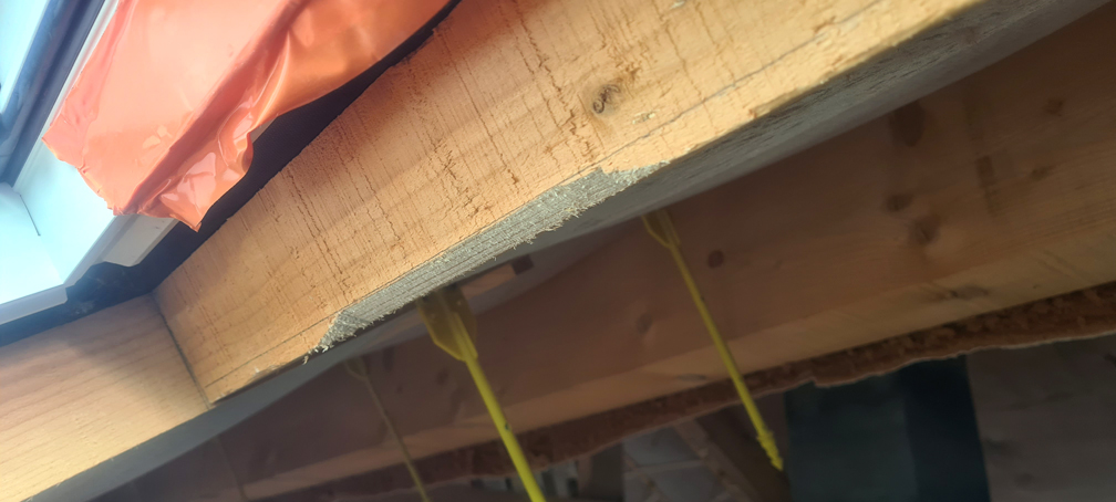 2026.06.02 - Essai de grignotage du haut d'un tour de velux