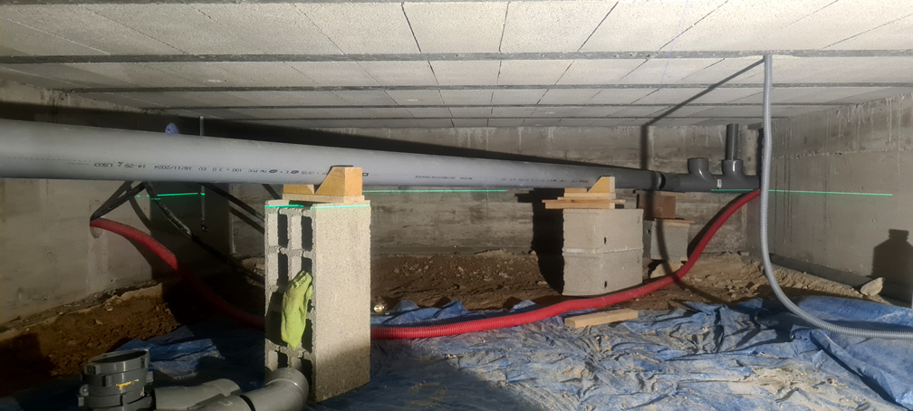 Peaufinage du réseau d'évacuation en PVC dans le vide sanitaire (1)