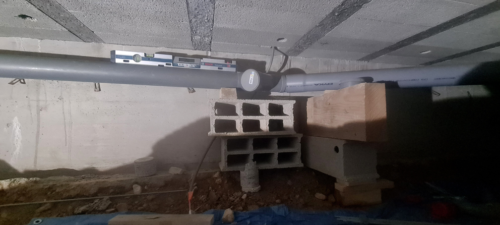 Peaufinage du réseau d'évacuation en PVC dans le vide sanitaire (2)
