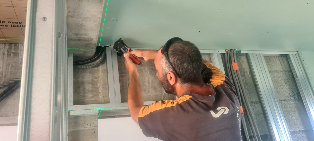 Jean en train de faire l'imposte au dessus de la porte de la salle de bains du bas