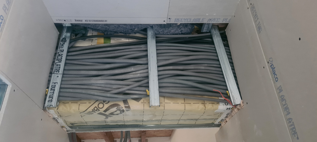 Structure en fourrures métalliques pour canaliser les gaines au dessus de l'extrémité du grand couloir