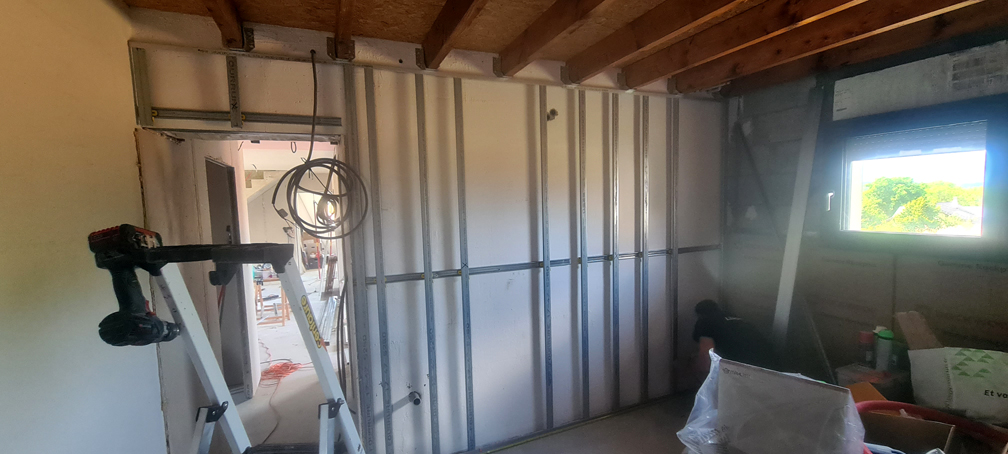 Structure métallique du doublage en placo, sur le mur ouest de l'atelier
