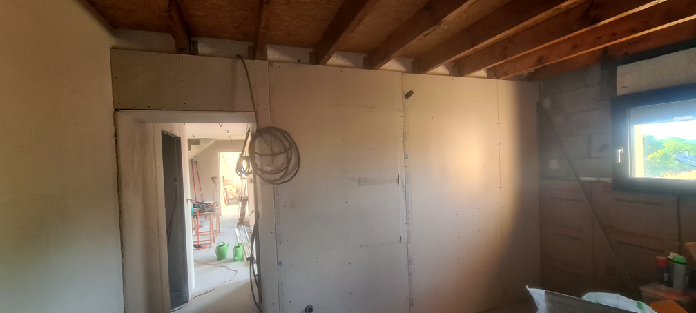 Doublage en placo (double peau, pour avoir une résistance équivalente à celle de l'Habito), sur le mur ouest de l'atelier