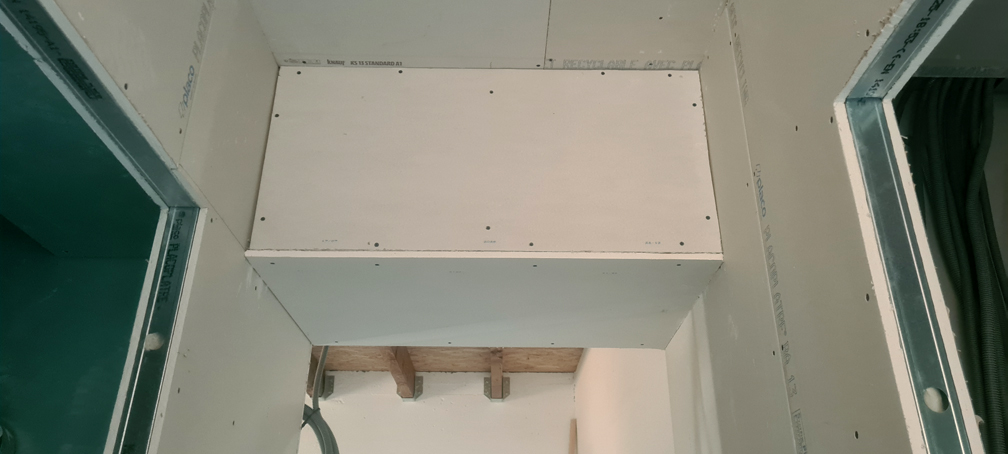 Coffrage en placo pour cacher la structure métallique qui canalise les gaines au dessus du grand couloir